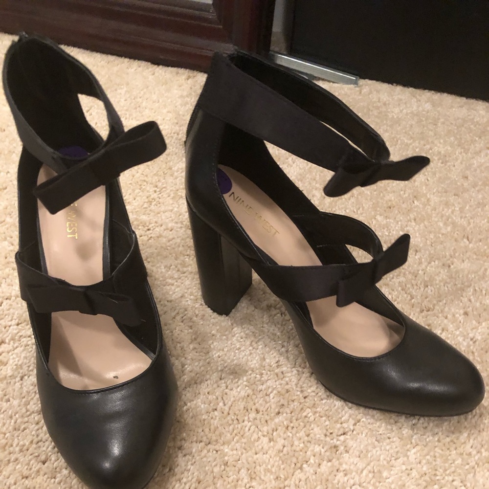 SUPER cute Nine West Block Heel shoe w/ bow detail